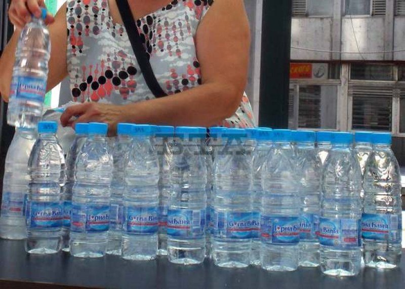 БЧК раздава безплатна минерална вода в София заради опасните горещини