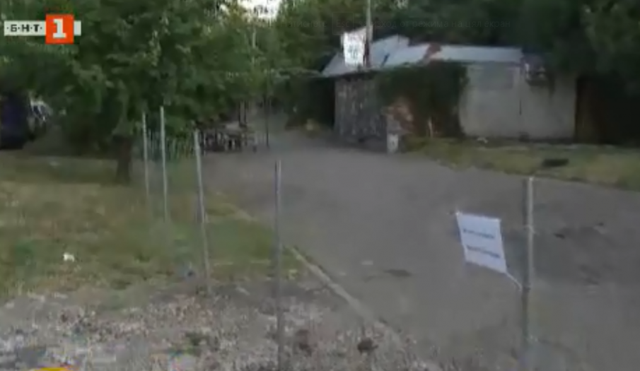 Заградиха още една градинка в Младост барабар с улицата, била частен имот