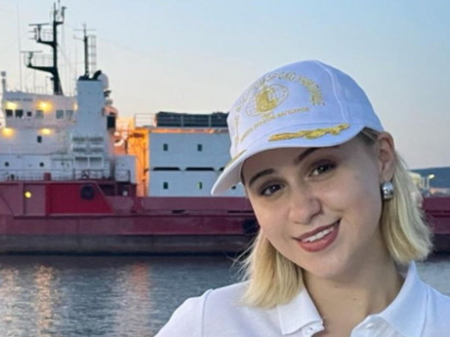 Мария Бакалова кръщава военен научноизследователски кораб