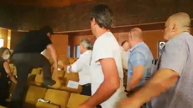 Защо общинарите в Шумен си размениха юмруци?