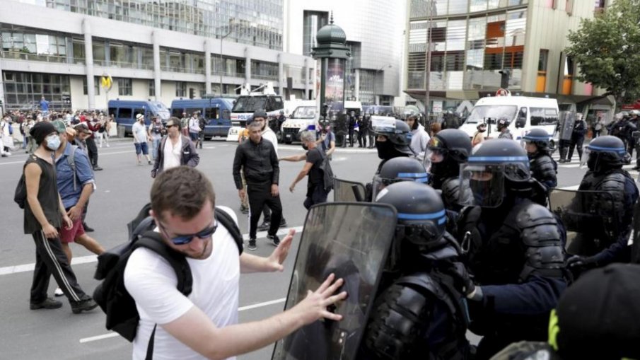 Над 120 хил. се пуснаха в протестите срещу Covid паспортите във Франция