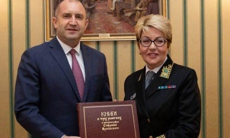 Руската посланичка залитна: Румен Радев е красив!