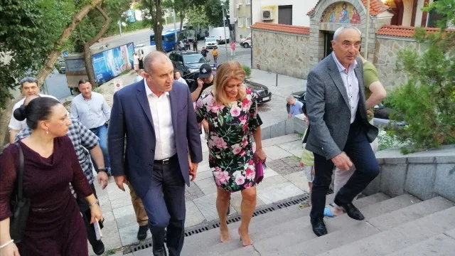 Радев бави рулетката с мандатите, а България чака ново правителство! От операта в Залцбург президентът и жена му Деси отскочиха на спектакъл в Пловдив