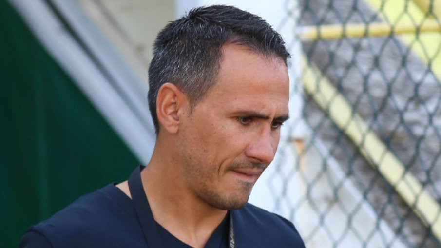 Наставникът на сините с тежки думи