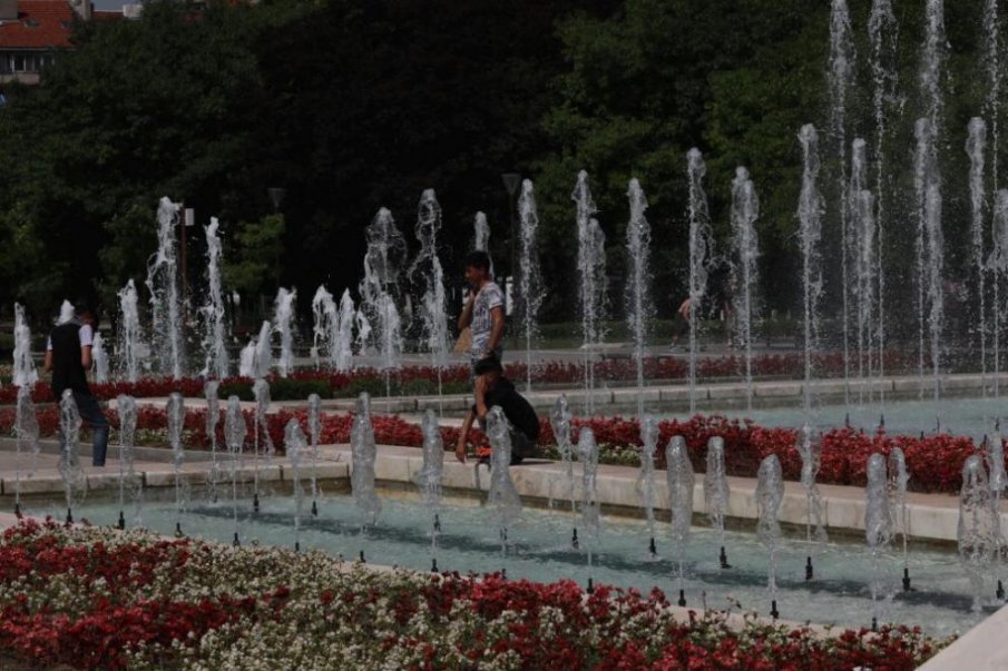 Оросяват улиците в Монтана заради високите температури