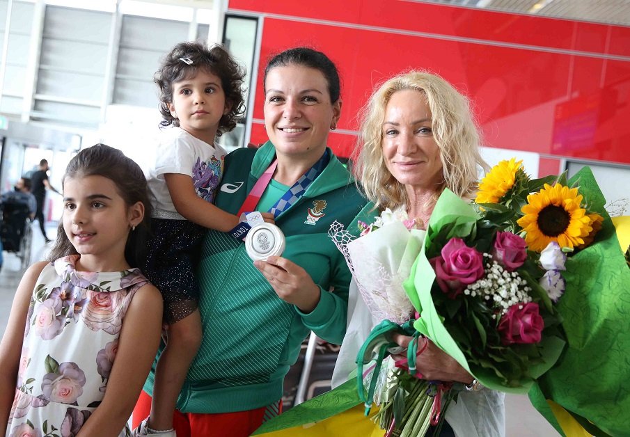 България посрещна своите спортни герои от Олимпиадата в Токио (СНИМКИ)