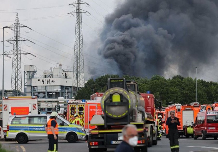 Предотвратиха втора експлозия в химическия завод в Леверкузен, жертвите вече са две