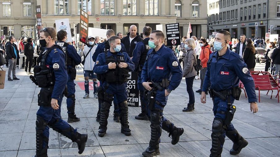 Протести в Швейцария срещу COVID ограниченията, ранен е полицай