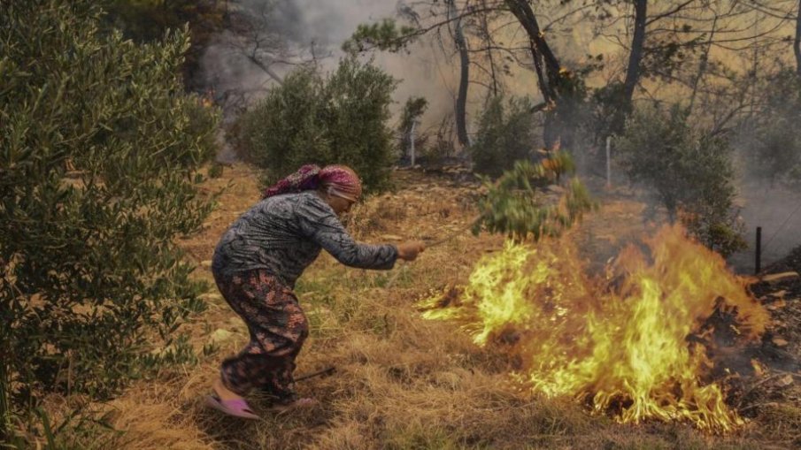 Расте броят на жертвите след огромните пожари в Турция