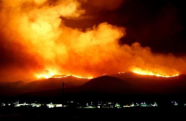 Разследват умишлен ли е пожарът в горите край Атина