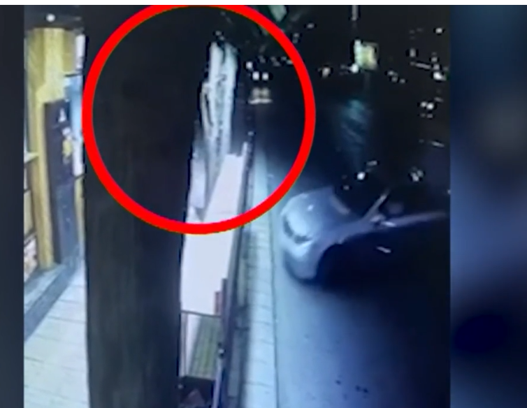 Пиян шофьор се разби в дюнерджийница в Пловдив