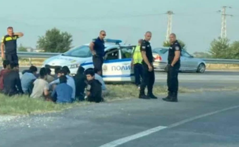 Депутат от ГЕРБ засне ареста на мигранти край Раковски