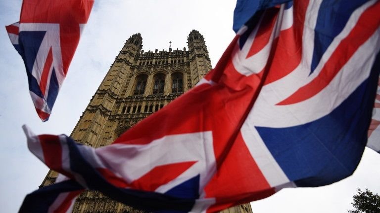 Англия отменя карантината за туристи от ЕС и САЩ