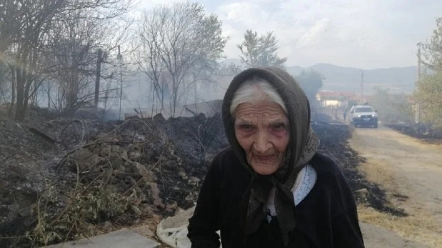 90-годишна баба оцеля по чудо в пламъците в Старосел, в селото е истинско бедствие – няма и ток (СНИМКИ)