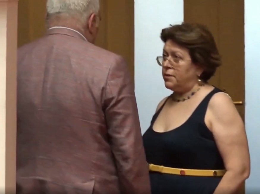 СТРАСТИ В ПАРЛАМЕНТА: Татяна Дончева шушука с Бабикян в кулоарите (ВИДЕО)