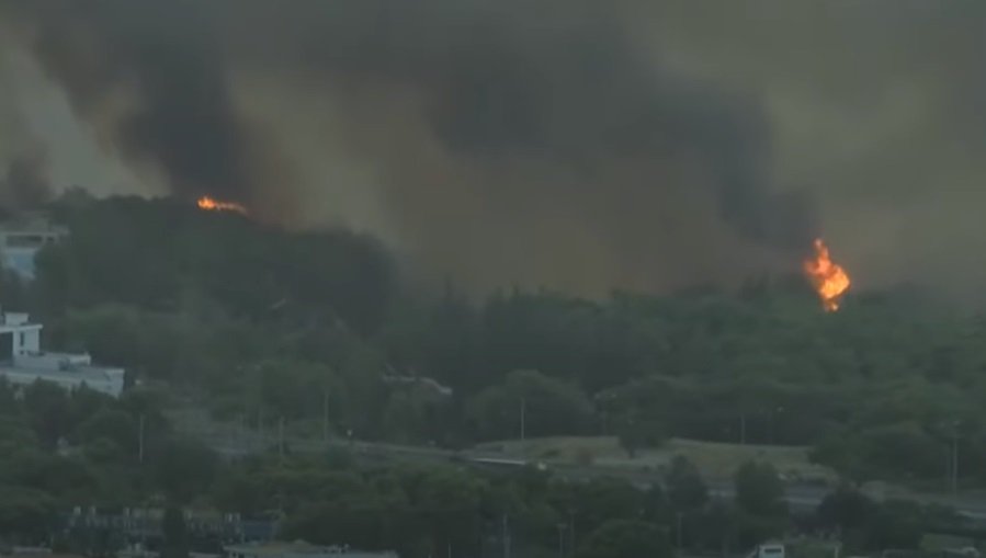 ОГНЕН АД: Пожарът край Атина се разраства - хиляди са евакуирани