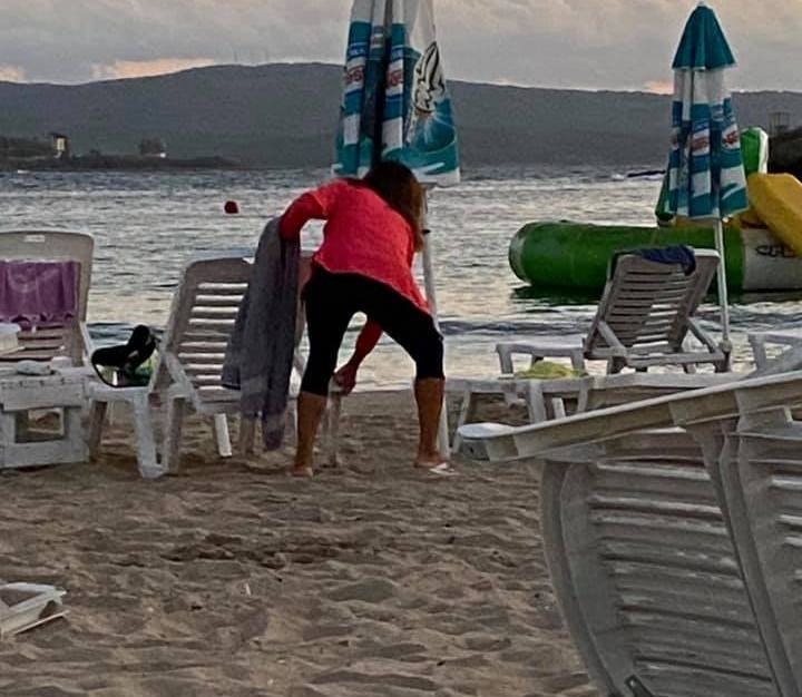 Заловиха крадци на хавлии и чадъри от плажа