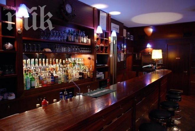 Клиент и охранител се сбиха пред бар във Велико Търново