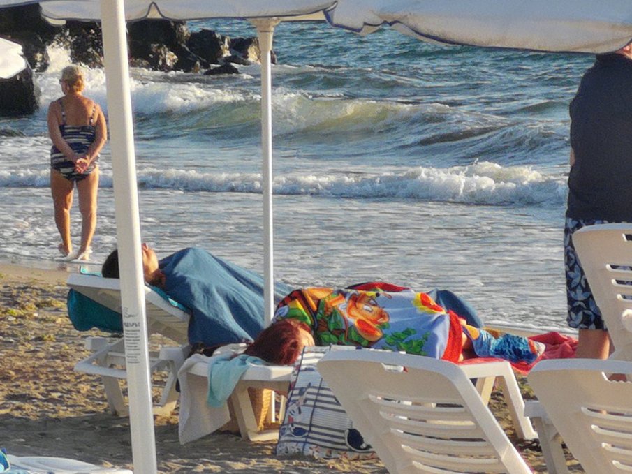 Чадърите и шезлонгите на юг станаха дефицитни