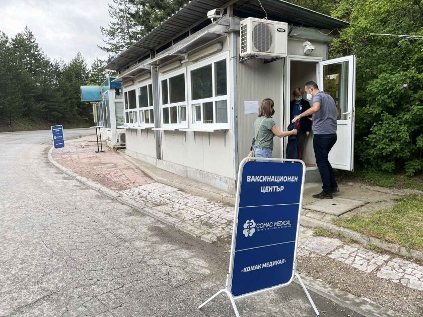 Закриха ваксинационните центрове на граничните пунктове Златарево и Станке Лисичково след 5000 имунизирани