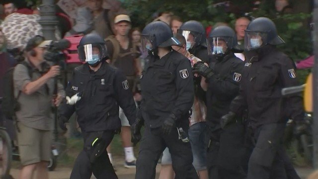 Протест срещу COVID-мерките: Над 600 души са арестувани в Берлин