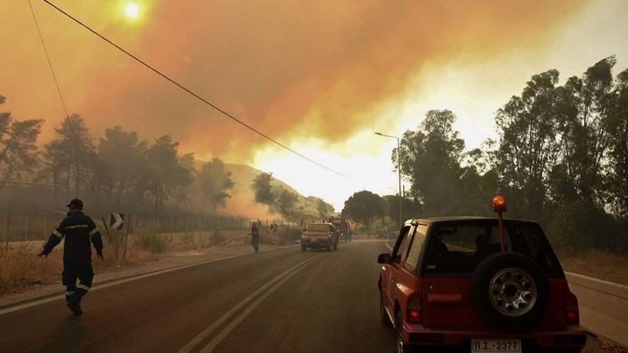 Евакуираха пет села заради големия пожар в Пелопонес