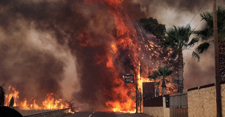 ОГНЕН АД: Голям пожар избухна в Атина - горят къщи, евакуират хора