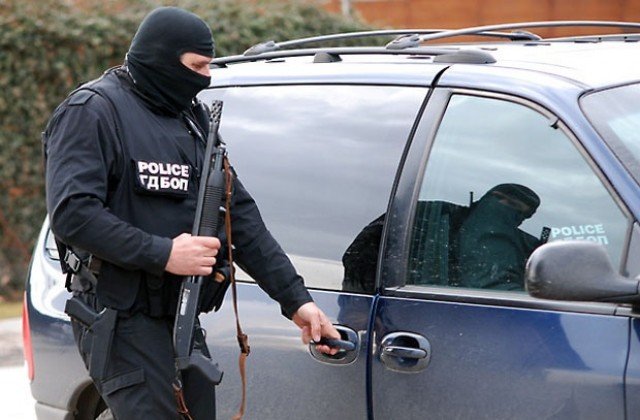 Полицията издирва маскиран стрелец по екшъна със защитения свидетел от делото Килърите