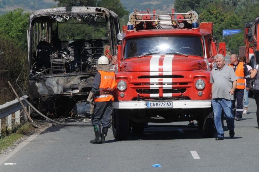 Автобус, фургон и лека кола изгоряха при пожари в област Шумен