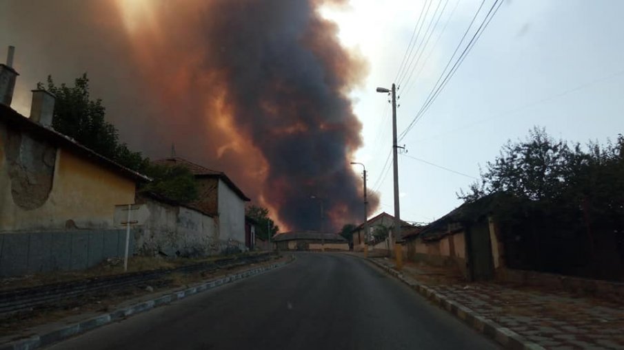 СТАВА СТРАШНО: Евакуират жители на Старосел заради пожара