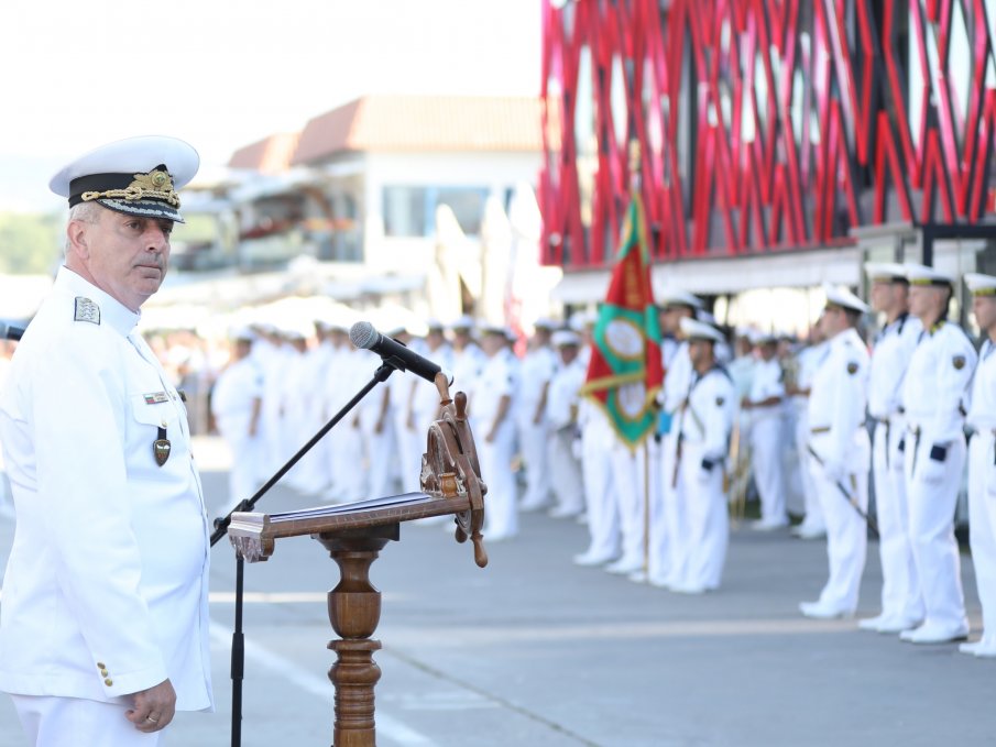 Адмирал Емил Ефтимов поздрави випускниците на Морското училище (СНИМКИ)