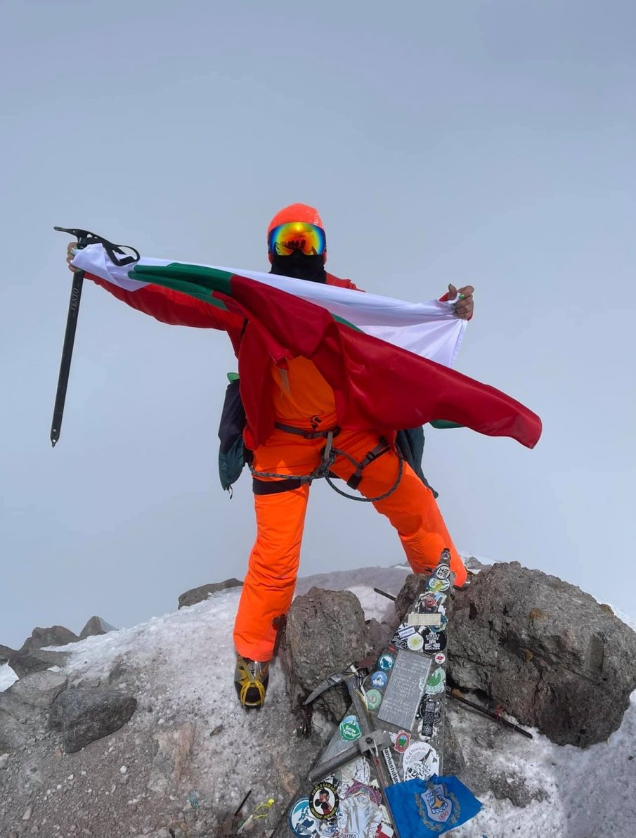 Ваня Червенкова покори най-високия връх в Кавказ (СНИМКИ)