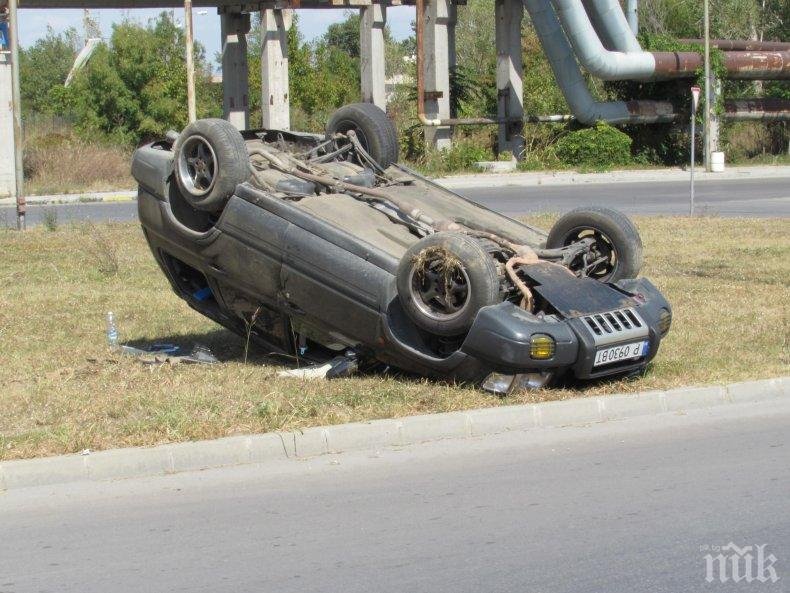 Кола се обърна по таван, жена е в болница