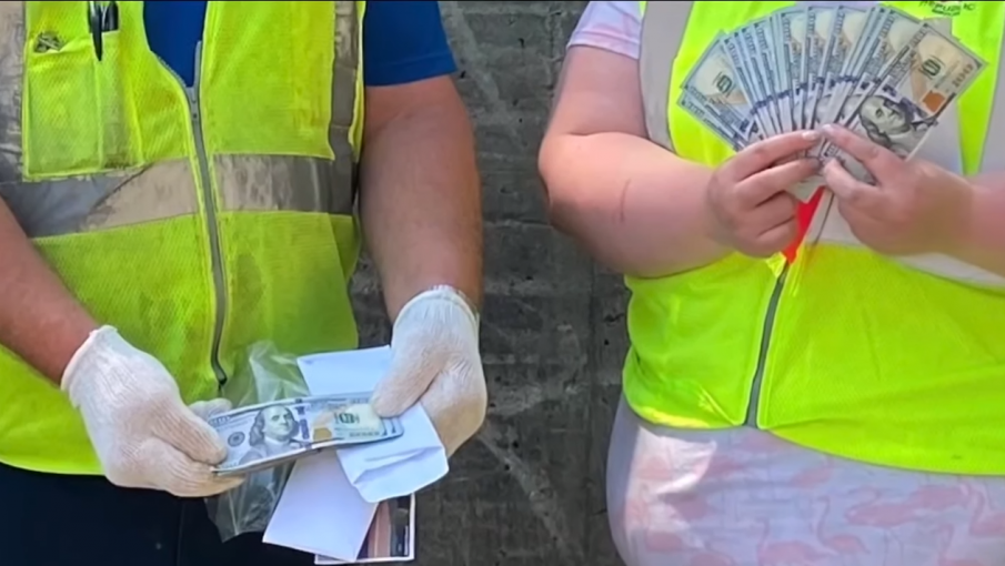 Внуци случайно изхвърлиха спестяванията на баба си, скрити във... фризера (ВИДЕО)