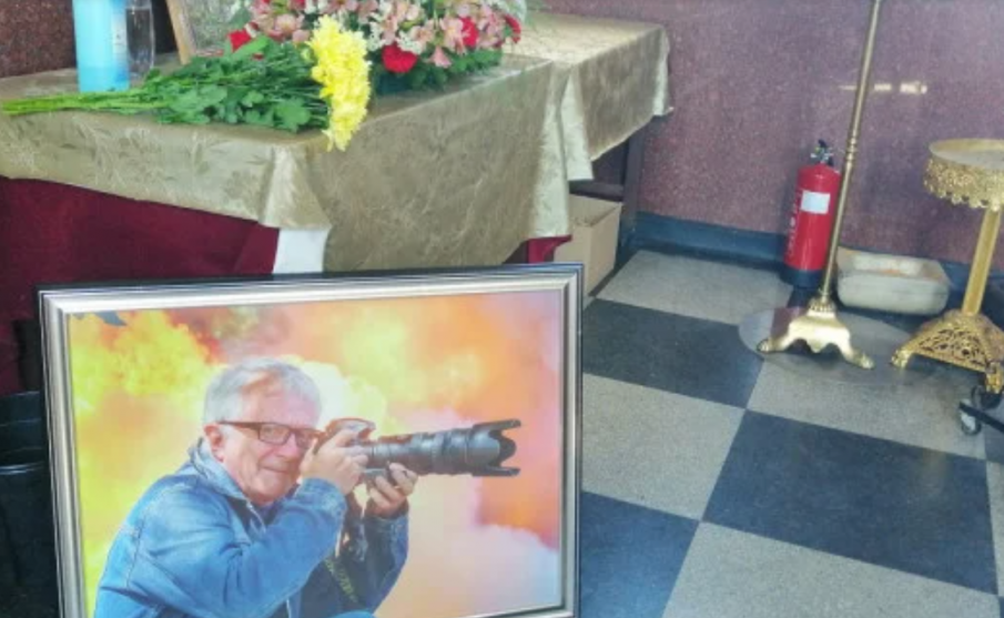 Изпратиха пловдивски фотограф със залп от фотоапарати