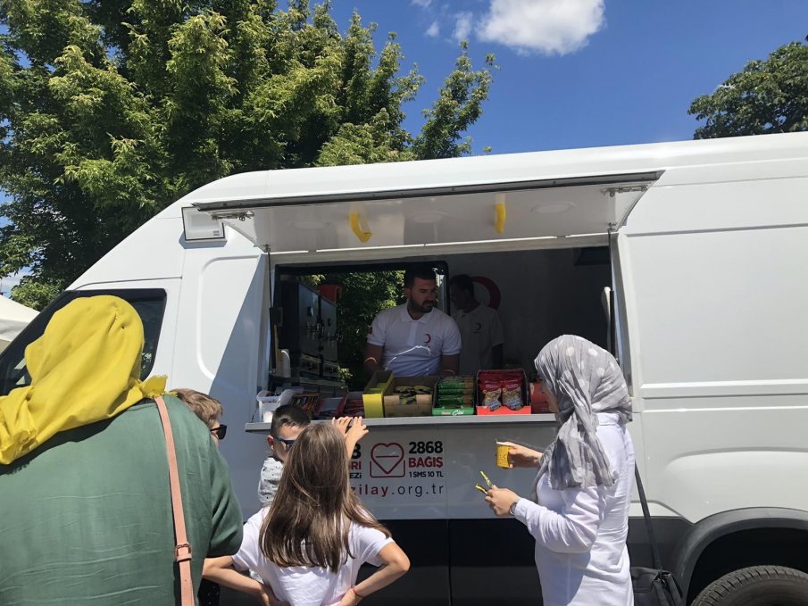 Безплатна бутилирана вода, ободряващи напитки и леки закуски получават преминаващите през ГКПП „Калотина (СНИМКИ)