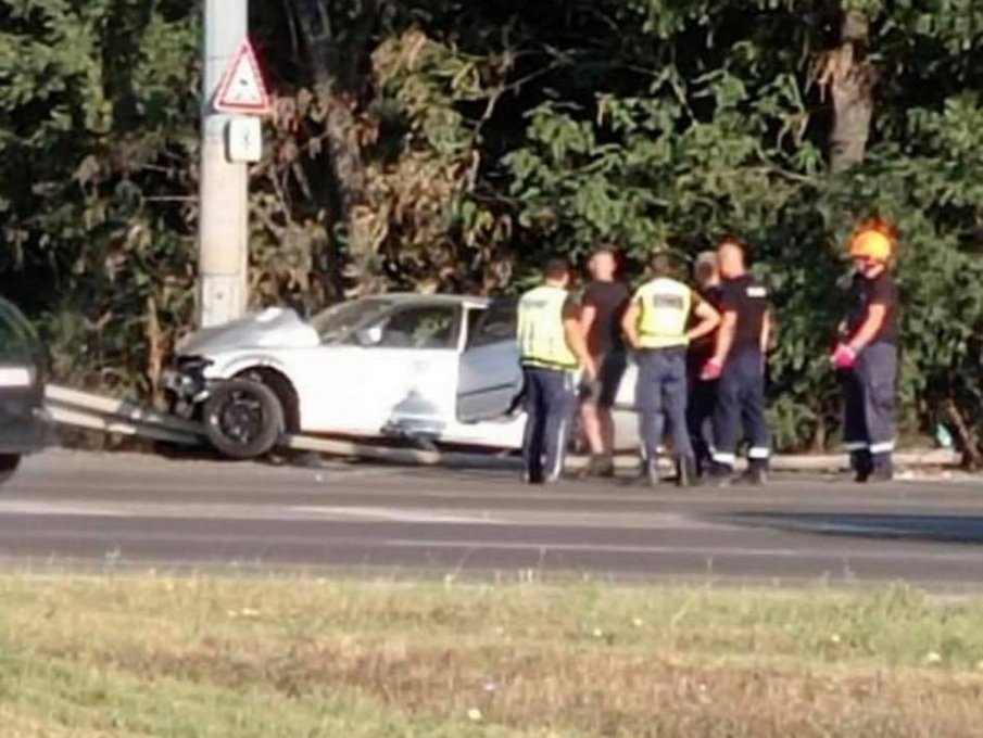 ОТ ПОСЛЕДНИТЕ МИНУТИ: БМВ е в канавката край Бургас, две момичета лежат на пътното платно 