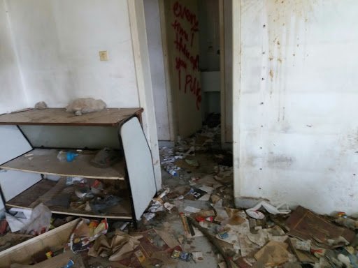 Клоака от безстопанствена кръчма сее смрад в Бургас