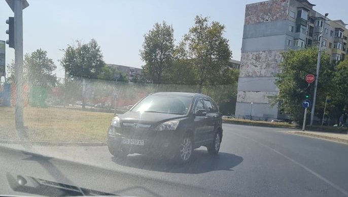 Дама с джип подкара в насрещното като в Англия