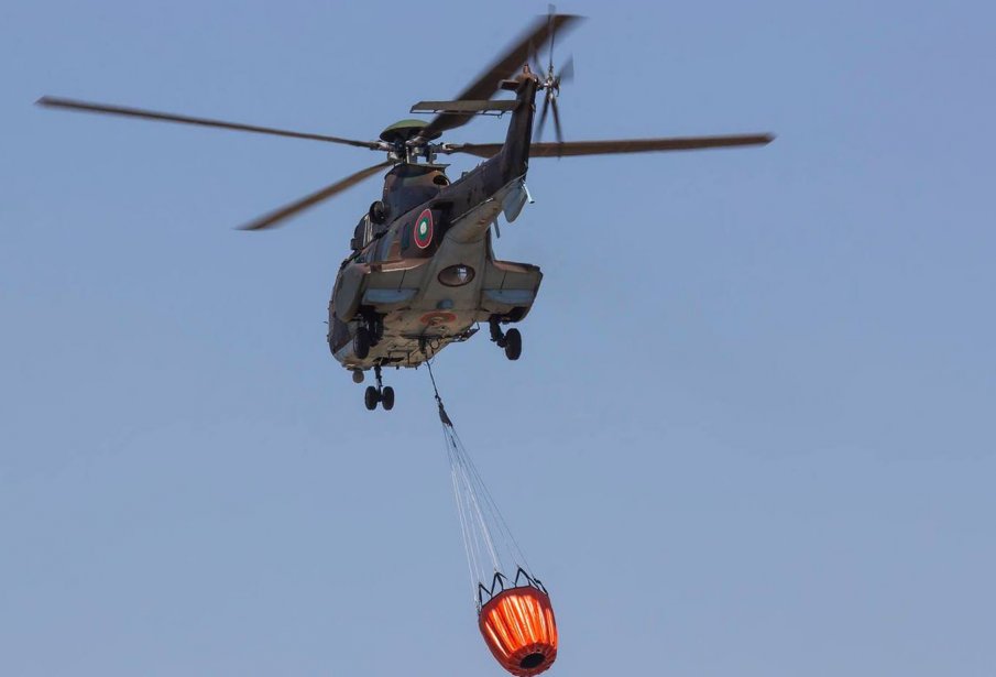 Вертолет “Кугар“ на ВВС се включи в гасенето на пожара над село Югово