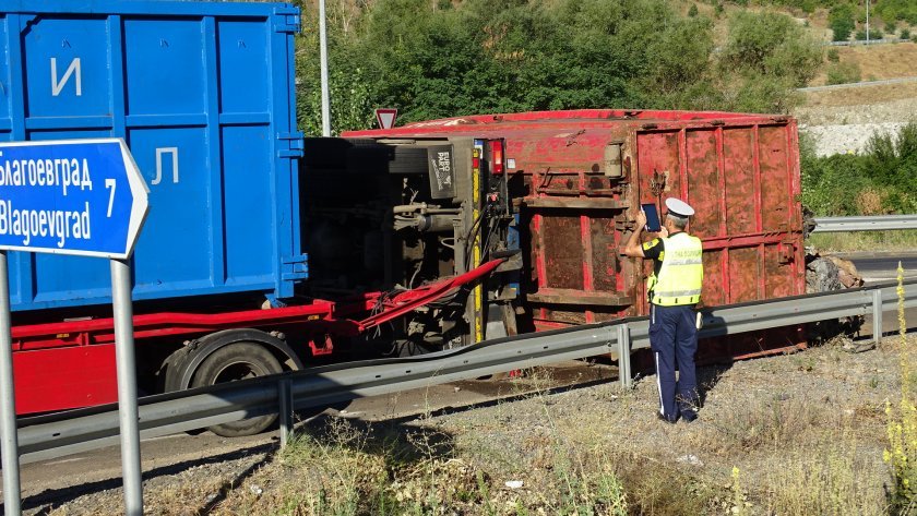 ОТ ПОСЛЕДНИТЕ МИНУТИ: ТИР се обърна край Благоевград, трафикът е затруднен