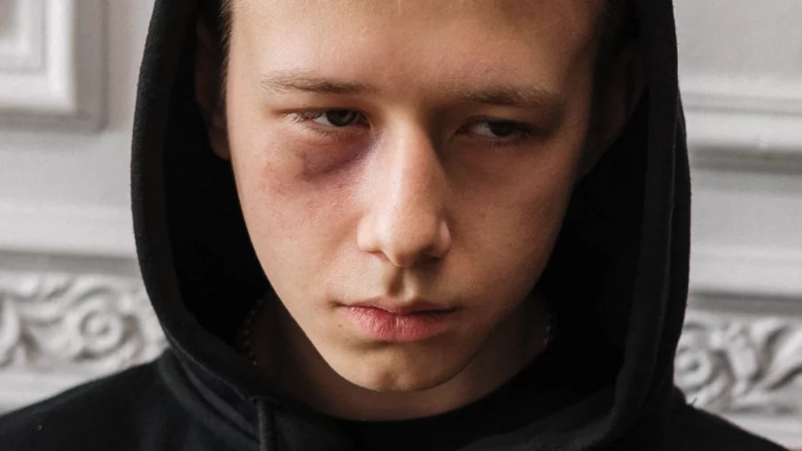 Мъж преби малолетно момче