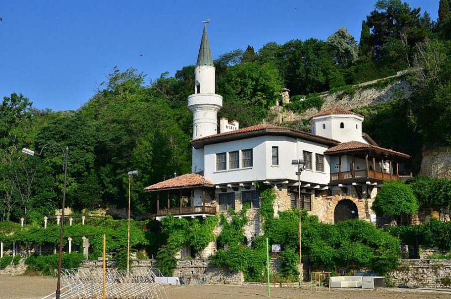 Доброволци от европейски държави ще работят в „Двореца“ в Балчик