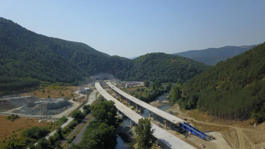 Готова е конструкцията и на платното за Кулата на виадукта при тунел „Железница“