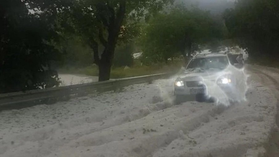 ЗИМА ПРЕЗ АВГУСТ: Леден апокалипсис връхлетя Смолян и Пампорово (ВИДЕО/СНИМКИ)