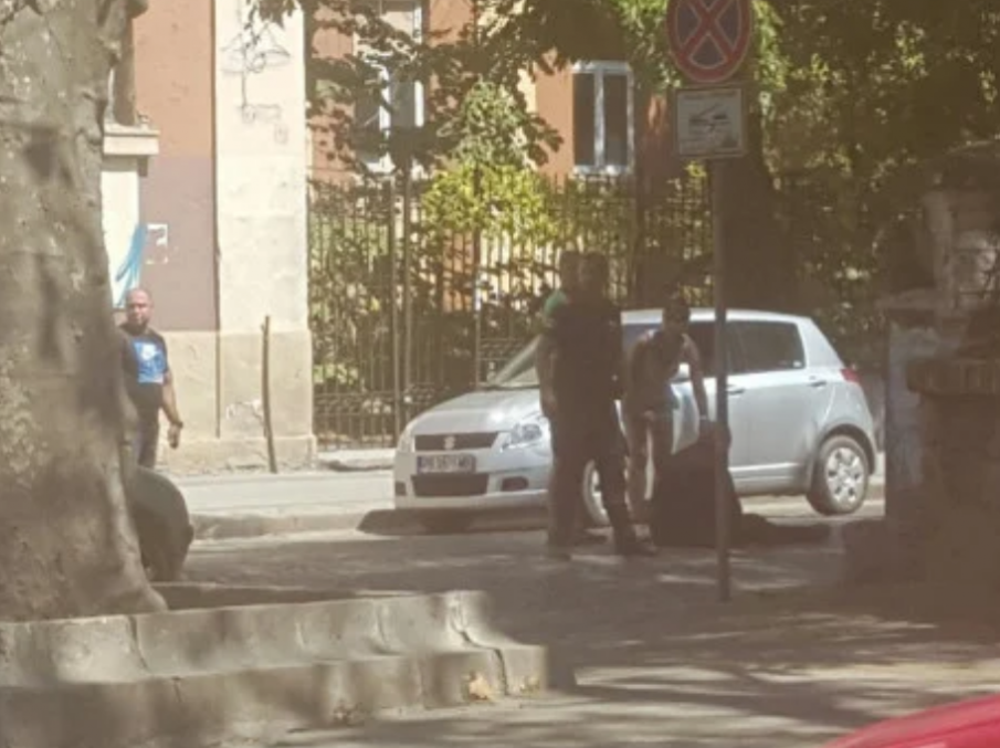 ОТ ПОСЛЕДНИТЕ МИНУТИ: Затвориха кръстовище в Пловдив заради мъж с разбита глава