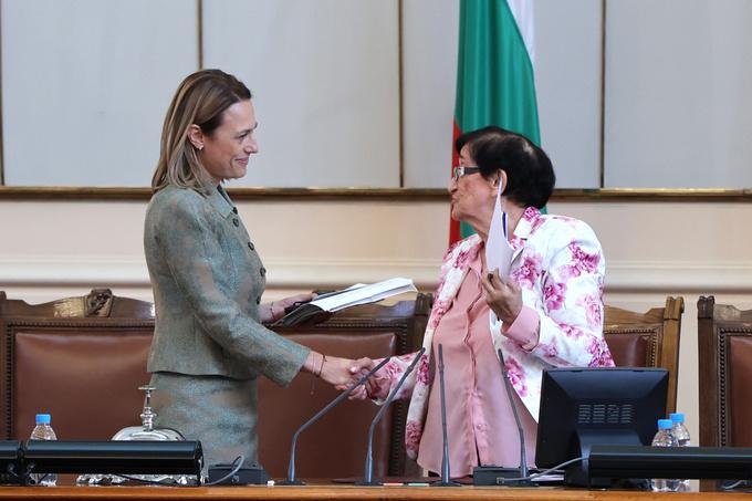 САМО В ПИК: Пошло шоу в парламента! Мика Зайкова вбеси болонката на сценаристите