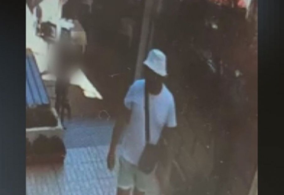 Семейство обра сервитьорка в ресторант в Приморско