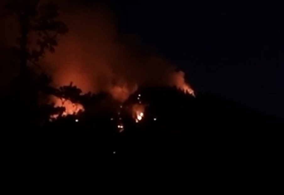 ОГНЕН АД: Над Боровец е страшно - стихията се разраства, търсят доброволци (ВИДЕО)