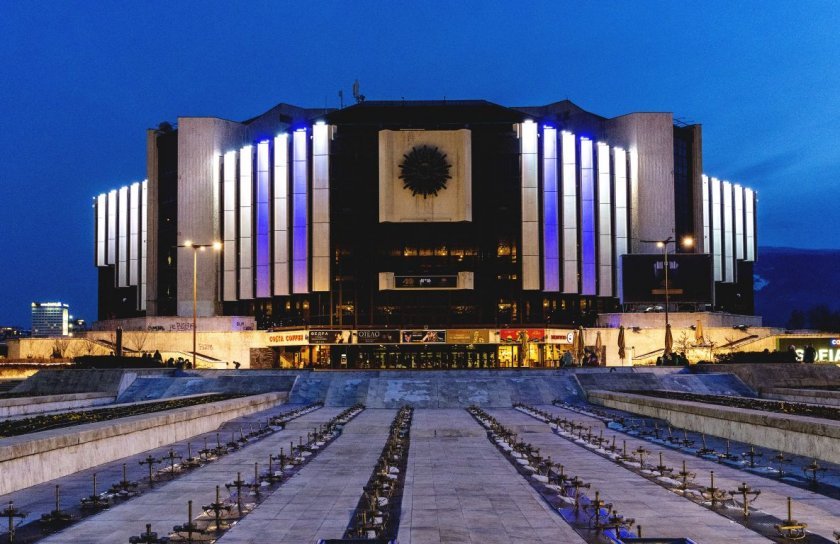 Министерство на културата: Ще се съобразим с подадената от ръководството на НДК оставка